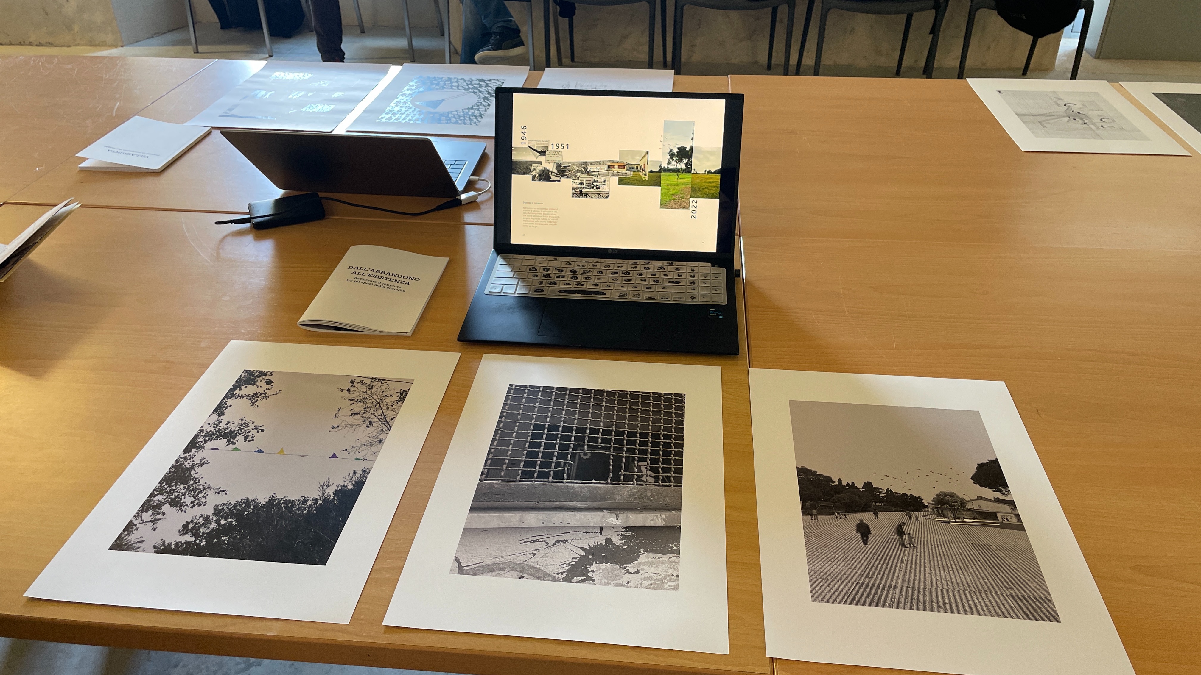 Foto di un computer e di progetti