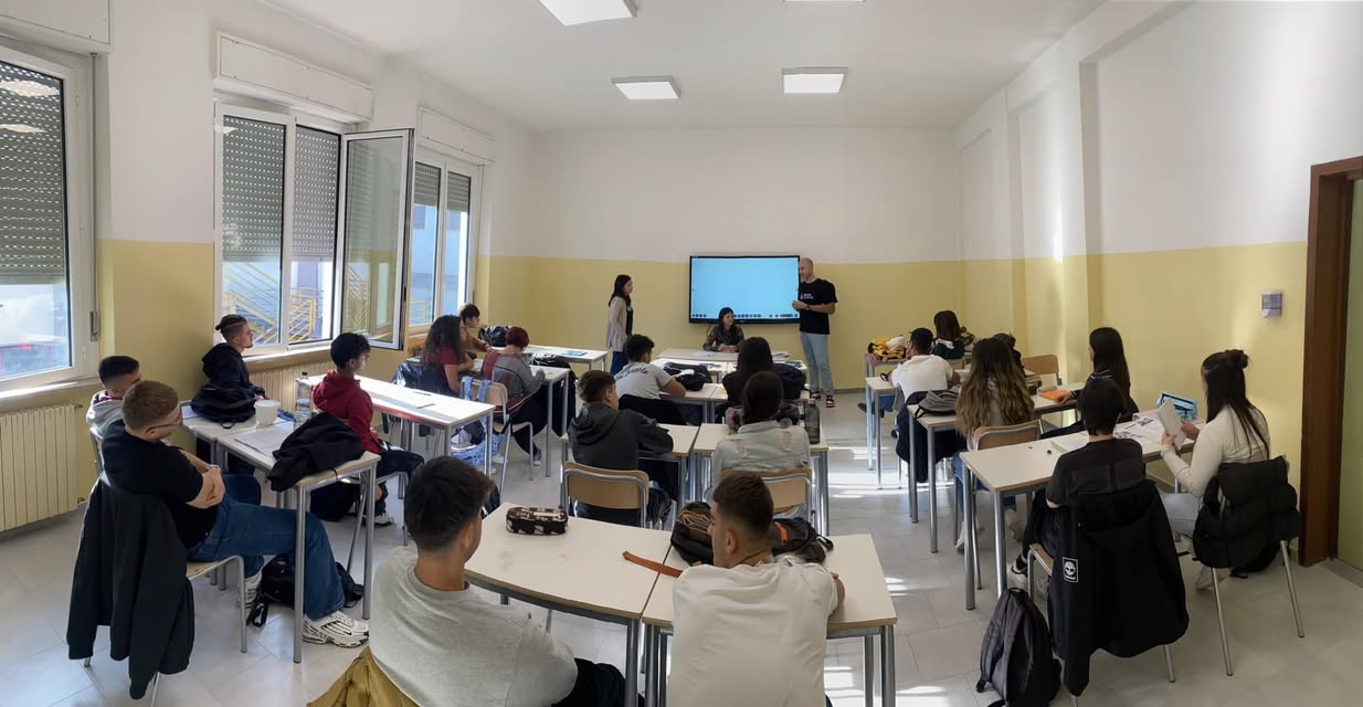 La sfida scientifica del torneo Sumo Science avvenuta nella scuola Polo Tecnico Statale G.M. Devilla di Sassari, con la giuria rappresentata dagli alunni della IV B AFM.