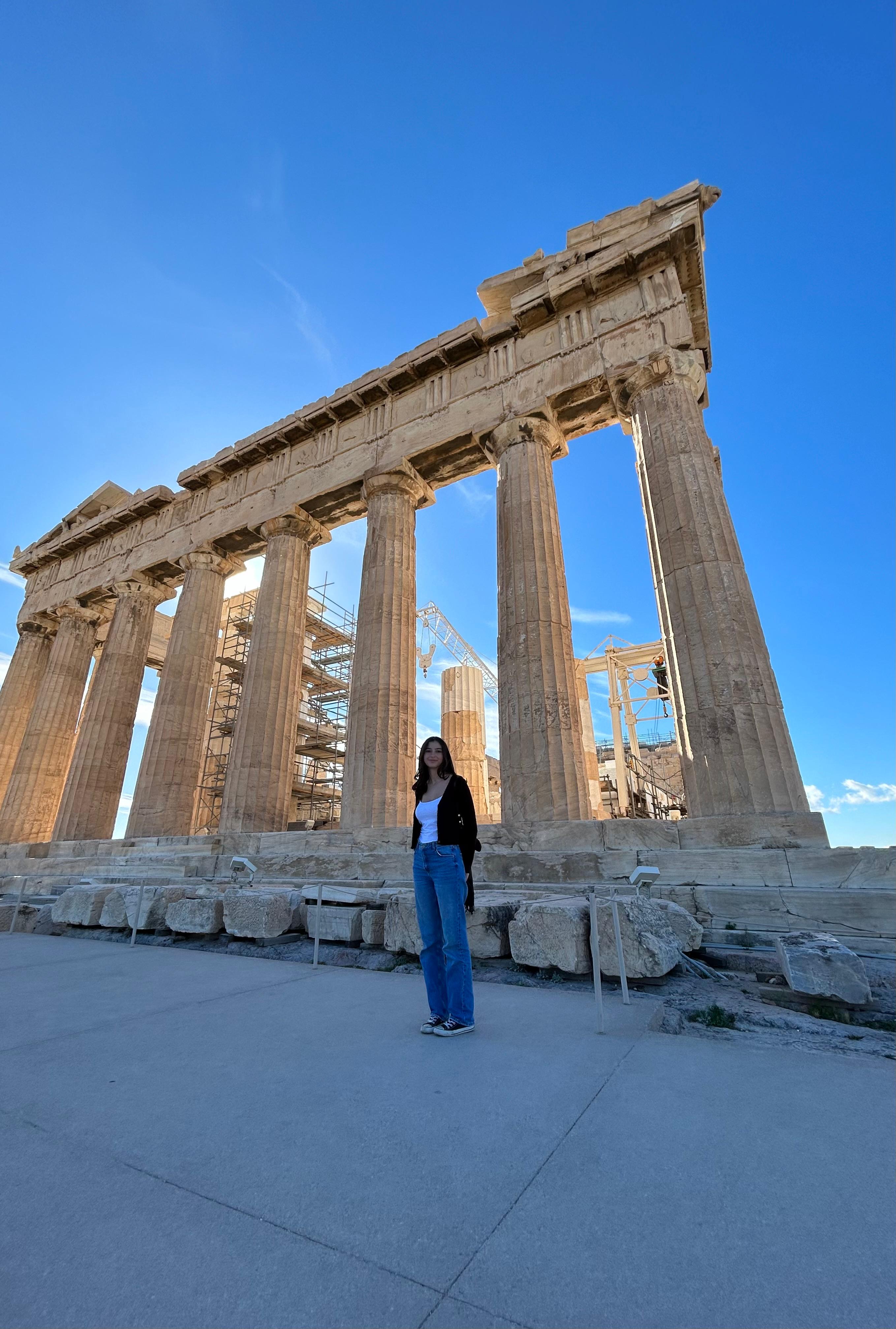 Ragazza di fronte al Partenone