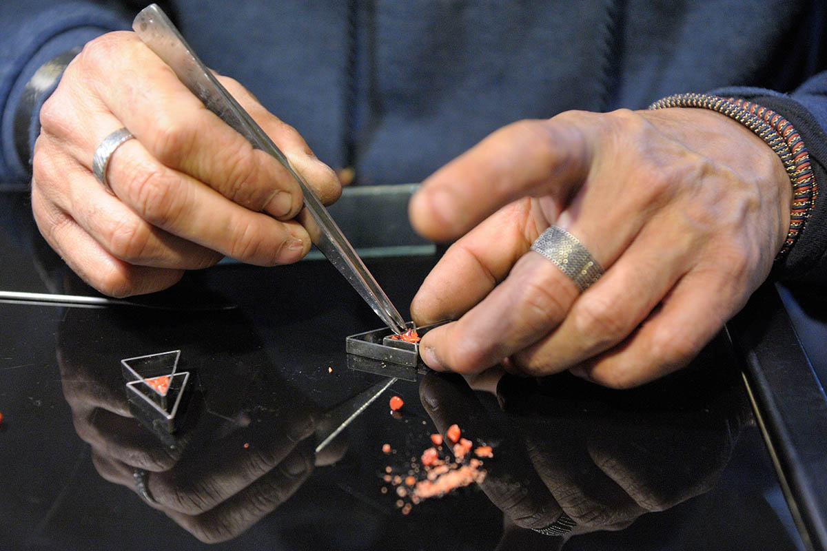 Neo-local design: Ripensare il Corallo - una fase di lavorazione