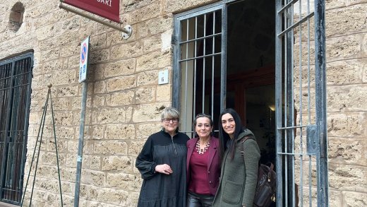 Foto con professori davanti al Palazzo del Pou Salit ad Alghero