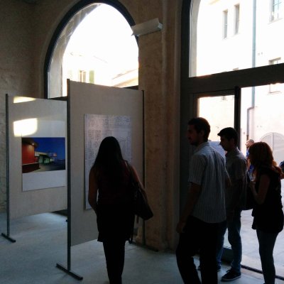 Mostra di architettura con studenti