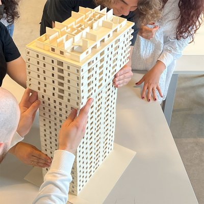 studenti con modello architettonico