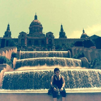 Foto con studentessa davanti ad una fontana a Barcellona