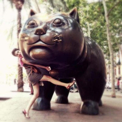 Foto con ragazza e statua di un gatto gigante a Barcellona