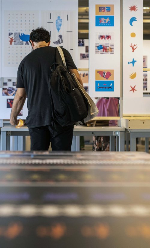 mostra espositiva con persona di spalle