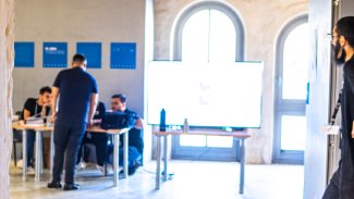 Foto di tre dottorandi e un professore