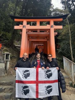 Studenti davanti ad un tempio a Kyoto