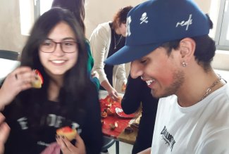 Studenti incoming partecipano ad un workshop di potato printing