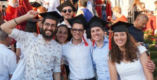 Gruppo di studenti laureati