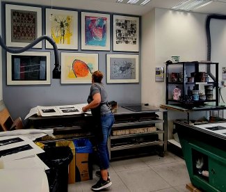 Studentessa in tirocinio - laboratorio di stampa